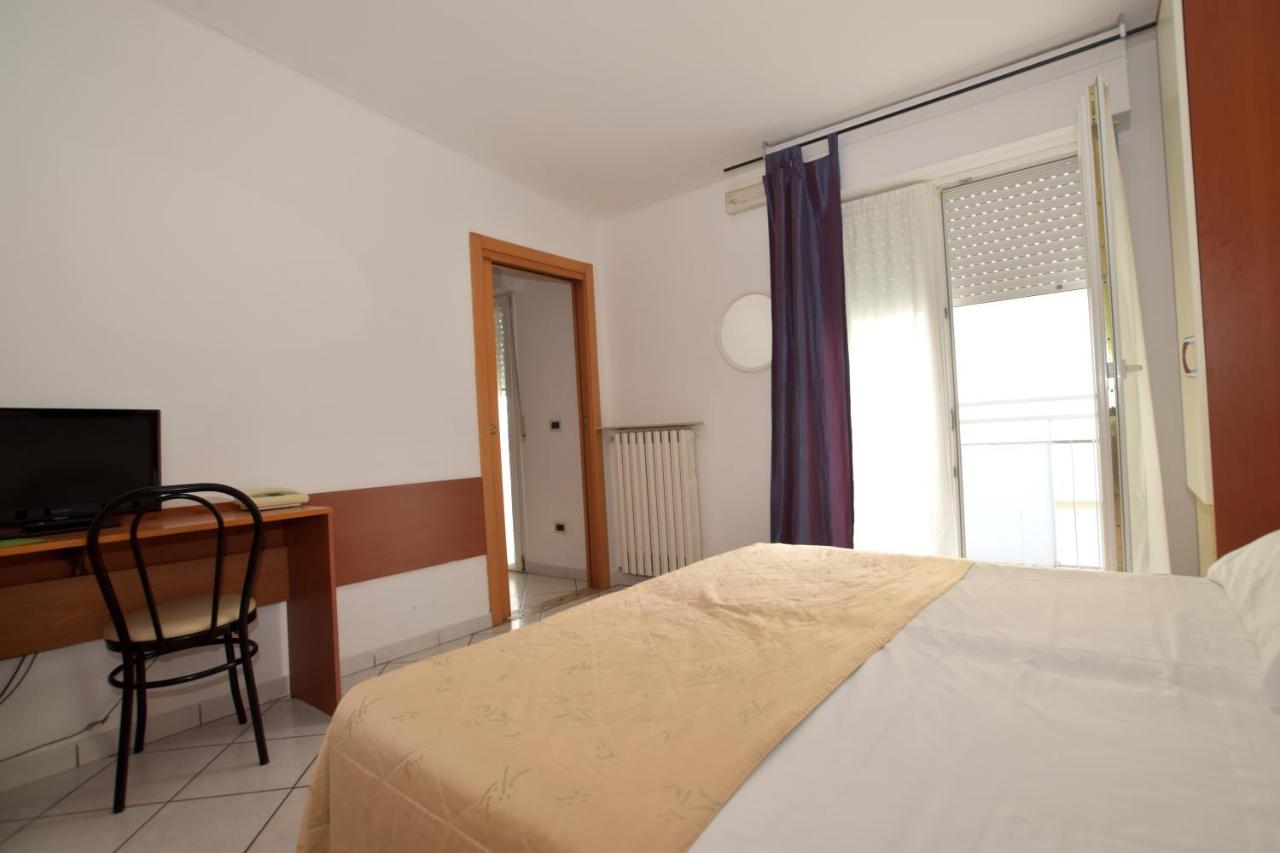 Hotel Villa Del Parco Rimini Exteriör bild